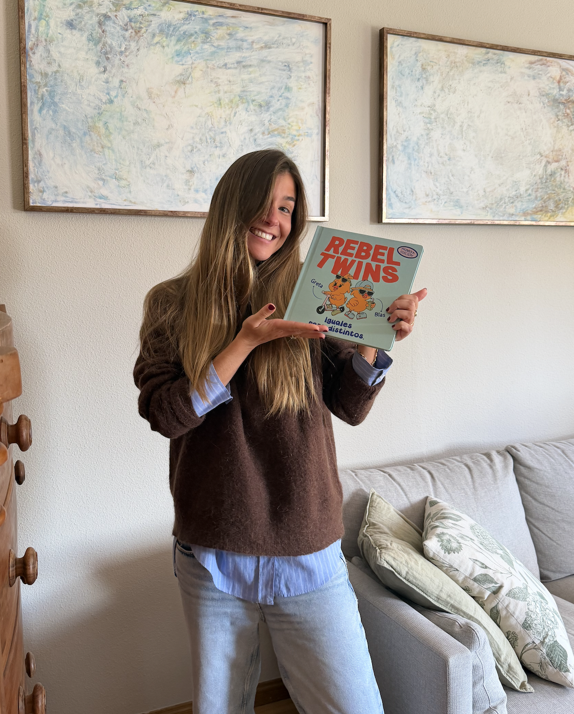 La autora con un ejemplar de Rebel Twins